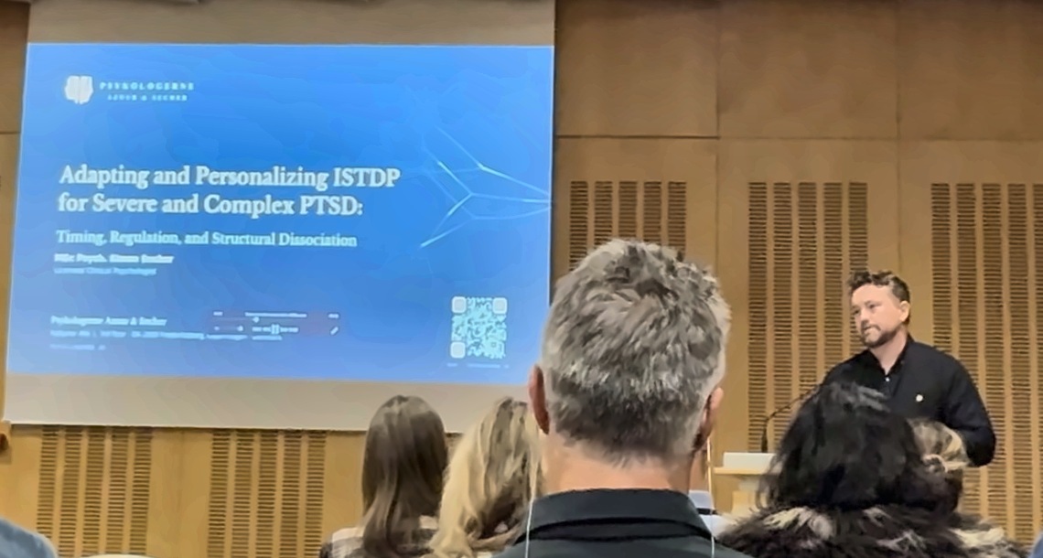 Simon Secher holder oplægget «Adapting and Personalizing ISTDP for Severe and Complex PTSD» i panelet The Living Force ved IEDTA's 12. kongres i Dubrovnik, 9. oktober 2026